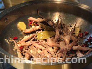 甜辣口秘制酱鸭舌,将复合香料，生姜下锅，煸炒出香味