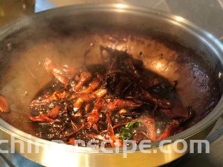 甜辣口秘制酱鸭舌,加酱油，加没过食材三分之二的开水，加入葱结，姜片，蚝油，冰糖鸡精，小火十分钟