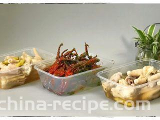 甜辣口秘制酱鸭舌,前面介绍了我是在高速路上当零嘴小食,所以冷凉后就早早的打包啦,你学会了么