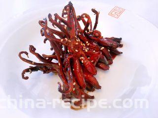 甜辣口秘制酱鸭舌,出锅装盘，如果是家中有客人，上桌食用再撒点芝麻就大功告成啦