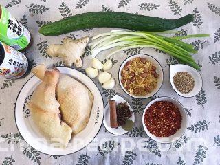 川香口水鸡,食材准备：

大鸡腿2个 生姜1块 大蒜5瓣 香叶/桂皮/八角/花椒适量 辣椒面30克 熟芝麻20克 豆腐皮花生碎适量 黄瓜1根 小葱1把 酱油20ml 凉拌醋20ml 食盐适量 白砂糖适量 料酒少许