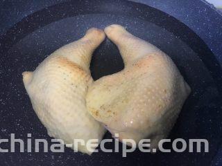 川香口水鸡,食材处理：

大鸡腿冷水下锅