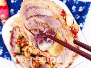 川香口水鸡,忍不住夹起一块尝一下（哦对了 这个大鸡腿是自己家养的 所以肉质超级紧实超级好吃呢）