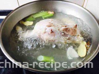 #咸味# 老天津卫特色酱牛肉,煮开后,再煮5分钟左右,撇去浮末,捞出牛腱子备用,焯牛腱子的水留着备用。 煮的时候用竹签子在牛腱子上多扎几个眼,以便于血水容易焯出来。