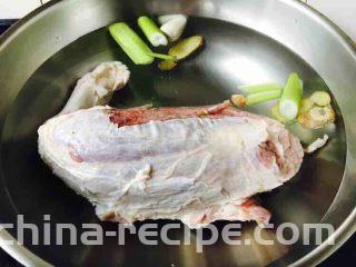 #咸味#  老天津卫特色酱牛肉,清洗，牛腱子用清水泡一个小时，泡出血水，洗干净。 焯水，锅里放大量清水，放适量的葱和姜，开大火，煮开。