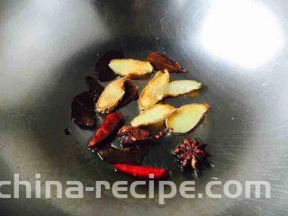 #咸味#  老天津卫特色酱牛肉,另外起锅，热锅凉油，小火，先煸炒香叶和姜片，煸至姜片变成金黄色，再放入八角、草果、干辣椒，煸炒几下。