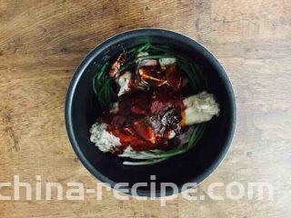 #咸味#  老天津卫特色酱牛肉,把炒好的酱汁倒在电压力锅锅里。 如果您用普通的炒菜锅炖的话，在炒香酱料后就铺上小香葱，再放上焯好水的牛腱子。