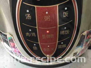 #咸味#  老天津卫特色酱牛肉,这是打开电压力锅锅盖后牛腱子炖熟的状态。 因为我只放了一瓶啤酒，没有加水，水位较低，所以牛腱子上边没有上色，没关系我们再加工一下，牛腱子的颜色就一致了。 如果您用的是普通的锅，就不存在牛腱子颜色不一样的状况，因为您可以随时打开锅盖，翻动牛腱子，使其上色均匀。