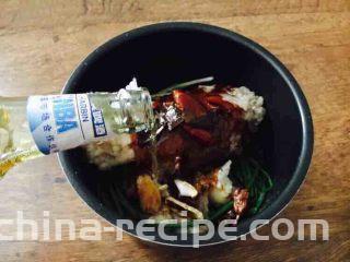 #咸味# 老天津卫特色酱牛肉,倒入焯牛腱子的汤和一瓶啤酒,汤水与牛腱子齐平。 我当时只放了一瓶啤酒,水位在牛腱子的一半的位置,个人习惯而已。