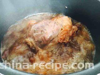 #咸味#  老天津卫特色酱牛肉,再加热一下，多翻动几次牛腱子，大约炖5～10分钟，就可以啦，先不用急于出锅，等酱牛腱子自然晾凉了再捞出来。