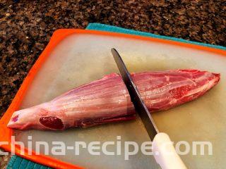 砂锅三酱牛肉（精华版）,将肉洗净，切成2段。一是因为砂锅不太大，切成2段好下锅，二是因为血水更容易泡干净。