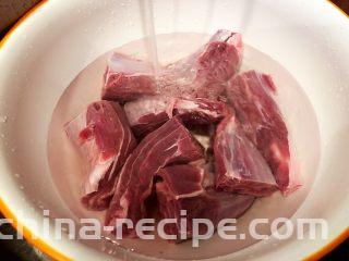 砂锅三酱牛肉（精华版）,多次换水以后，肉会越泡越白，血水也会越泡越淡。泡过的牛肉在煮的时候，几乎没什么血沫。