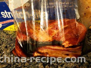 砂锅三酱牛肉（精华版）,再淋上酱油，酱油没过牛肉一半高就够了。