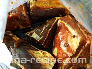 砂锅三酱牛肉（精华版）,第二天，将一酱好的牛肉取出，牛肉颜色因为泡过酱油已经变深。