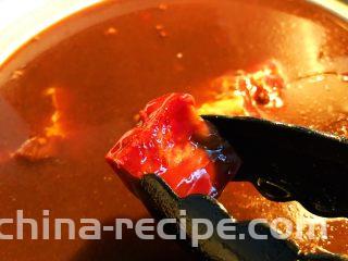 砂锅三酱牛肉（精华版）,再加入三酱——豆腐乳。随便什么豆腐乳都行，放一块到两块。我做的时候只放了一块，味道也很棒。