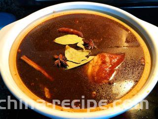 砂锅三酱牛肉（精华版）,放入桂皮八角香叶以后不用搅拌，让它慢慢煮就行。