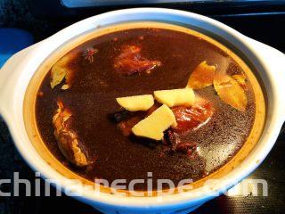 砂锅三酱牛肉（精华版）,为了看得清楚步骤，我就直接把生姜放到牛肉上了。此时，因为水温开始升高，牛肉也开始慢慢收紧。