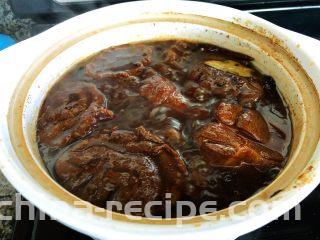 砂锅三酱牛肉（精华版）,大火煮开，因为泡过血水，几乎没有浮沫。如果做的时候有一些浮沫，直接用勺子舀掉就行了。火开后调中火慢煮2小时。火太大容易把肉煮烂，火太小要花很长的时间，所以用中火煮最合适。