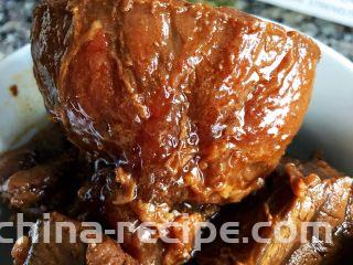 砂锅三酱牛肉（精华版）,汤汁放凉以后，再继续浸泡2小时，再取出牛肉，用保鲜膜盖好，放到冰箱再冷藏2小时。口感绝佳。因为刚煮熟的牛肉比较软烂，切的时候容易把肉切散，冷藏过的牛肉，更爽口，而且肉质更紧实，即便切得薄如蝉翼也毫无问题。