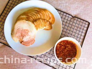 香而不腻的红油蒜蓉肘花,鲜香的肘片，蘸上香辣的蘸汁，肘花肥而不腻，香辣可口~