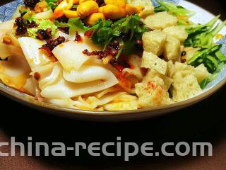 麻辣凉皮拌黄瓜,淋上香辣酱及辣油,撒上香菜以及花生即可