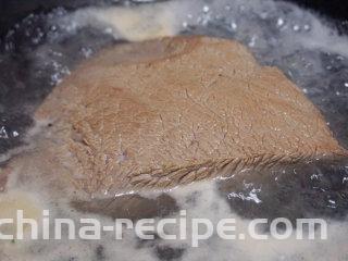 麻辣牛肉干  ,提前将原材料准备好
叨叨叨：自己吃肯定选用最好的贵州黄牛肉的精肉来制作啦，不喜欢吃带筋的
