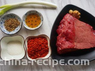 麻辣牛肉干  ,将牛肉清洗干净放入开水锅中煮一下，去除多余的血污

