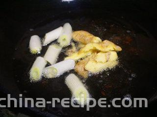 麻辣牛肉干  ,将煮熟的牛肉放凉切成长4厘米粗0.7厘米左右的条子待用

