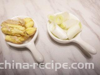 麻辣牛肉干  ,锅内倒油烧热至7成左右时，将切好的牛肉干放入锅中炸熟炸透
叨叨叨：如果喜欢吃嫩一点的牛肉干炸的时间可以短一点，如果想吃有嚼劲一点的牛肉干时间可以炸的长一点
