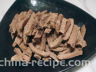 麻辣牛肉干  ,将老姜拍破，葱切成斜段待用