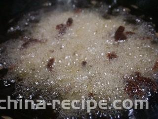 麻辣牛肉干  ,锅内留100g底油，将拍破的姜和葱段下入锅中爆香锅

