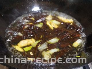 麻辣牛肉干  ,辅料炒香后，倒入鲜汤或者清水，放入牛肉干，再加入盐、料酒、白糖烧开，转为中火慢炒
叨叨叨：汤的量以刚刚淹没牛肉干为宜
