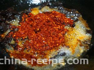 麻辣牛肉干  ,待锅内快吐油时，捡去葱、姜，下干辣椒面和牛肉一起小火慢炒
叨叨叨：为了保证麻辣，辣椒面选择提辣的小米辣和提香的二荆条辣椒面
