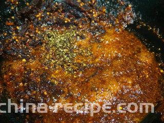 麻辣牛肉干  ,锅内一直翻炒，待炒出红油时放入花椒面
叨叨叨：花椒面选用的是麻度较高的大红袍花椒面
