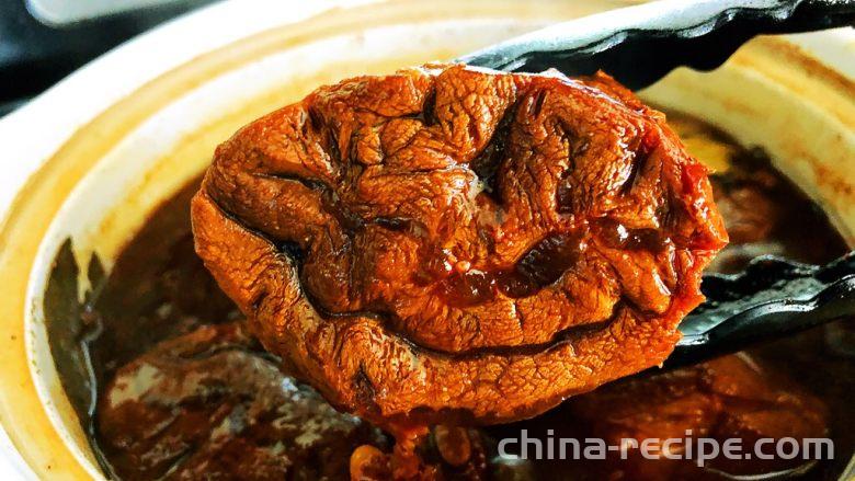 The recipe for making three sauce beef in a clay pot
