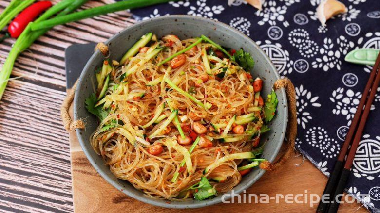 Method of making cold stir fried vermicelli Method of making cold stir fried vermicelli