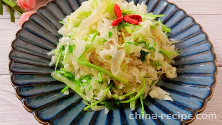 Method for making cold mixed cabbage and jellyfish skin
