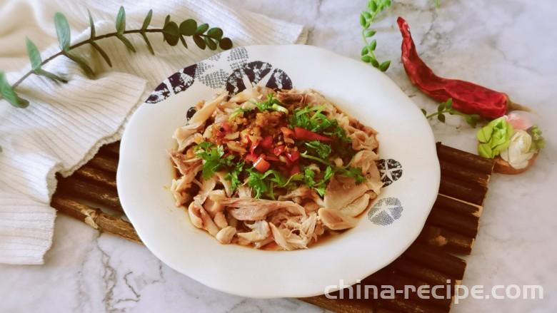 The method of tearing chicken with pepper and hemp by hand