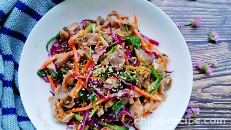 The method of mixing purple cabbage and sesame oil with chicken gizzards The method of mixing purple cabbage and sesame oil with chicken gizzards