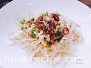 油泼手撕杏鲍菇,按顺序将佐料放置在蒸熟的杏鲍菇上面。
姜-葱-蒜-辣椒-盐-味精-花椒面