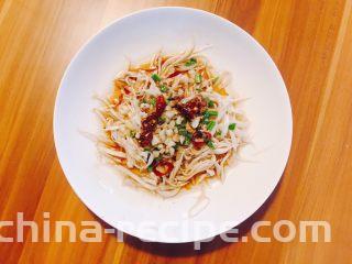 油泼手撕杏鲍菇,加上酱油和醋拌一拌就完成了。