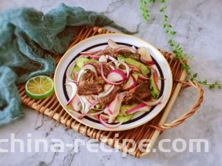 洋葱拌牛肉,装盘食用。