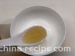 椒麻香菜干丝,取干净小碗一个
加入米醋