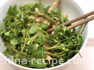 椒麻香菜干丝,翻拌均匀