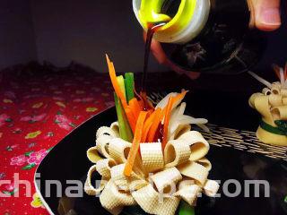 素卷三丝,一朵盛开的花朵，开吃前淋上少许昆布酱油