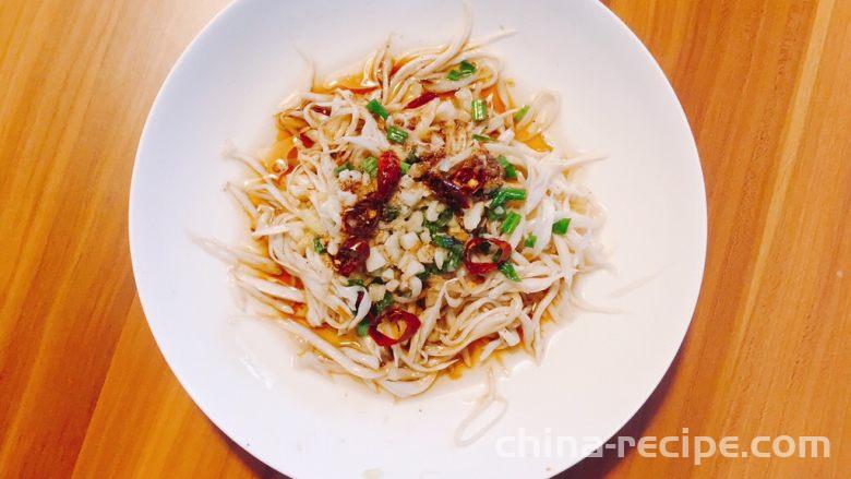 The method of splashing oil and tearing off shiitake mushrooms by hand