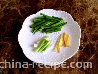 油爆小河虾,小葱洗净切长段，葱白和葱叶分开。
姜片切丝。