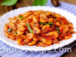 油爆小河虾,出锅装盘。
一口一个，美美哒享用咯。