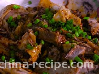 凉拌鸡块,再撒上葱花即可开始享用