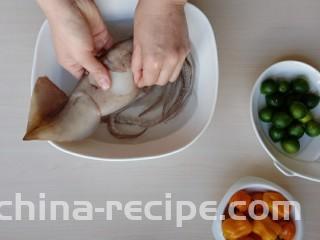 鲜辣酸柑鱿鱼,鱿鱼要买体形完整有光泽的，鱿鱼肉发白发青且厚实有弹性，皮微微有点粉红色，头和身体连接紧密不易扯断。这样的鱿鱼才新鲜好吃。
